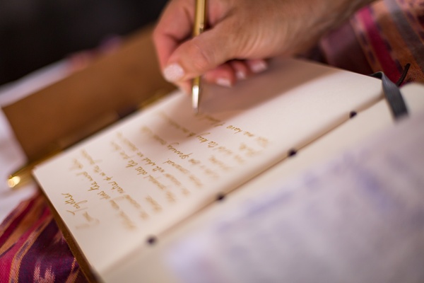 Parce que chaque message est une trace, un geste, un début de conversation… N’hésitez pas à me laisser quelques mots. Main écrivant un message manuscrit dans un carnet ouvert, symbole d’un lien personnel et sensible à travers l’écriture.
